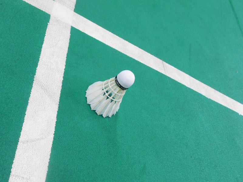 Volant sur terrain de badminton