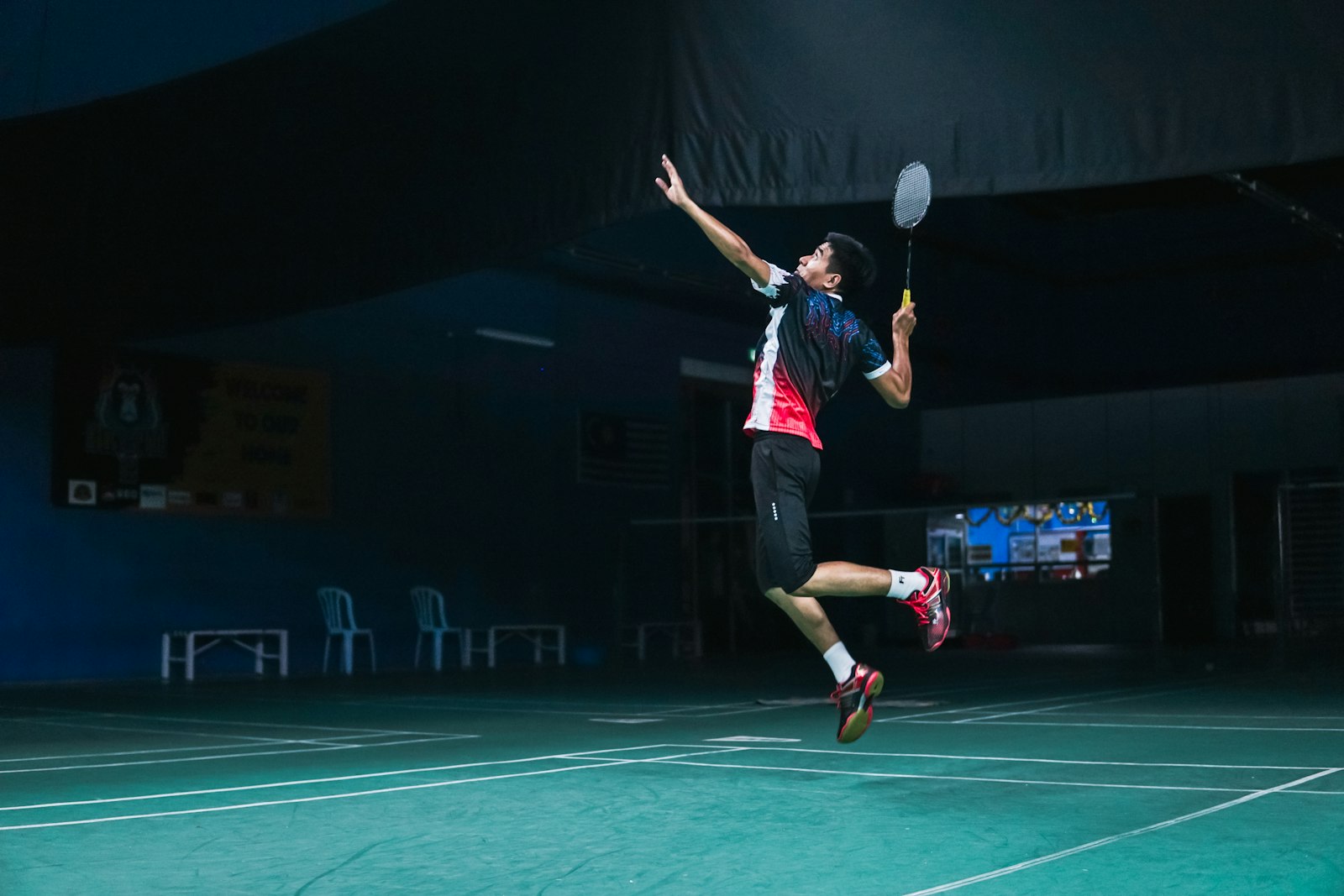 Joueur de badminton en plein smash